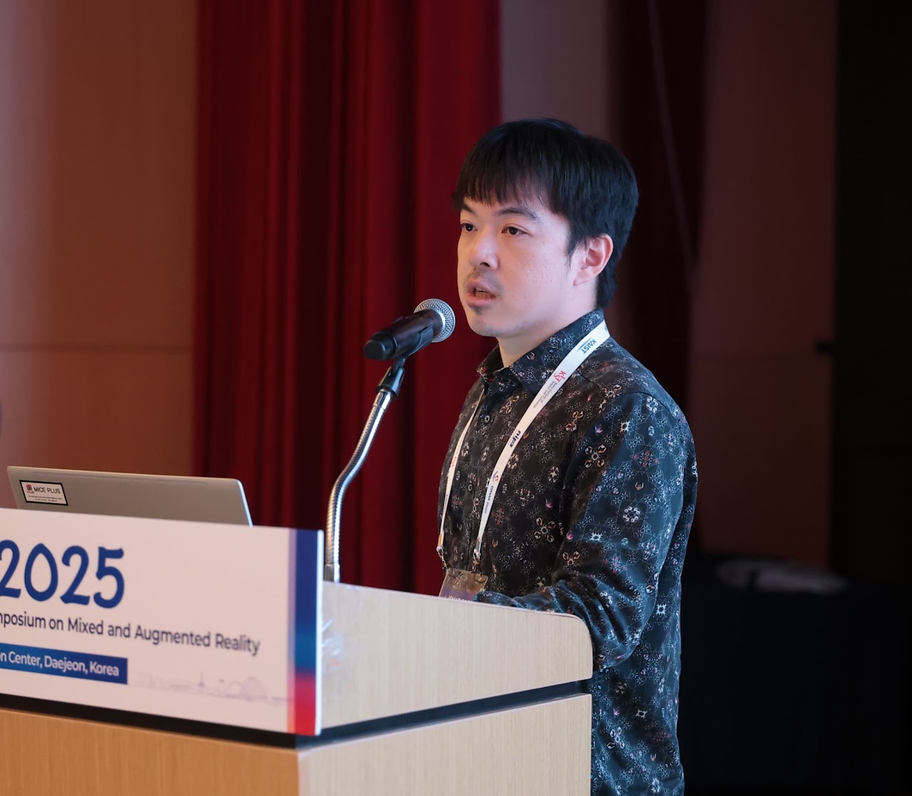 Jen-Shuo Liu presenting at ISMAR 2025